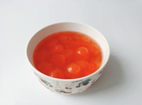 买的新鲜生咸鸭蛋，去除蛋清，蛋黄放在食用油里面浸泡一夜。