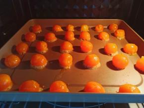 烤好的蛋黄拿出来凉透再包。