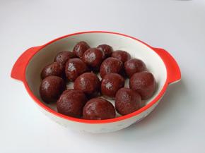 500克的豆沙分成16等份，当然豆沙想少一点的也可以只要400克。