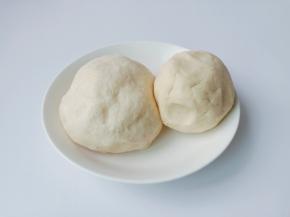 水油皮与油酥分别放在大的容器里面揉均匀，盖上保鲜膜醒发半小时左右。