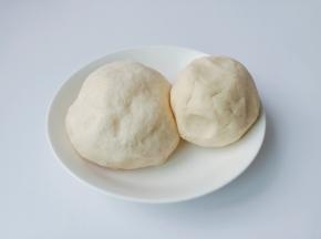 水油皮与油酥分别放在大的容器里面揉均匀，盖上保鲜膜醒发半小时左右。