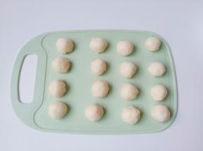 醒发好的水油皮再次揉均匀，分成16等份。