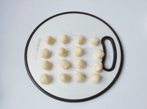 油酥同样分成16等分来用，记得揉圆一点哦！