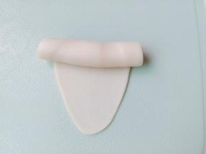 取一个水油皮包裹上油酥揉圆，放案板上按扁一点，擀成牛舌状态从上往下卷起来。