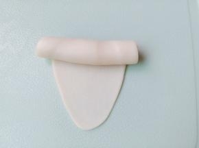 取一个水油皮包裹上油酥揉圆，放案板上按扁一点，擀成牛舌状态从上往下卷起来。