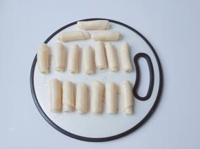 卷好的面团盖上保鲜膜，一定要盖哦！再次醒发15分钟即可。