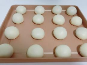 醒发好的面团对折捏好，擀成圆片包上馅料，面团轻轻往上挤好，揉圆再依次码到烤盘上。