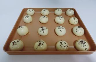 刷上全蛋液，撒上黑芝麻或者白芝麻都可以。