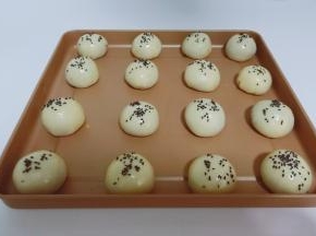 刷上全蛋液，撒上黑芝麻或者白芝麻都可以。