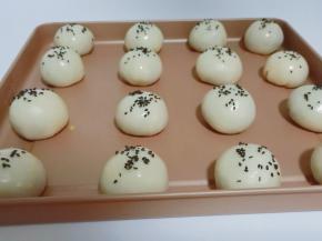 面团之间留一点空隙最佳。