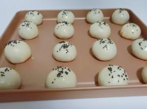 面团之间留一点空隙最佳。