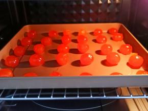 取新鲜的咸鸭蛋来做比起整袋的全蛋黄要好的多，新鲜的咸鸭蛋磕入碗里，只要蛋黄，蛋清可以蒸着吃或者炒着吃都可以。蛋黄在玉米油里面浸泡一夜再放烤箱160度烤6分钟。蛋黄可以喷洒一点白酒去腥。