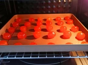 取新鲜的咸鸭蛋来做比起整袋的全蛋黄要好的多，新鲜的咸鸭蛋磕入碗里，只要蛋黄，蛋清可以蒸着吃或者炒着吃都可以。蛋黄在玉米油里面浸泡一夜再放烤箱160度烤6分钟。蛋黄可以喷洒一点白酒去腥。