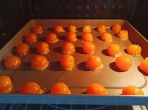 浸泡过的蛋黄在烤制时滋滋冒泡，如果是整袋蛋黄的，烤好的酥吃起来蛋黄的口感都是偏硬的，不绵软更加不用说出油了！