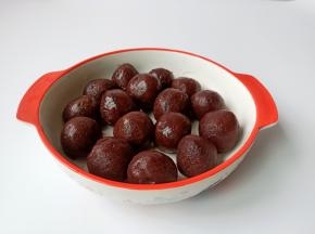 500克的豆沙分十六份，揉圆放手心按扁再包蛋黄比较容易。同样豆沙如果粘手可以蘸一点食用油再按扁再包蛋黄。