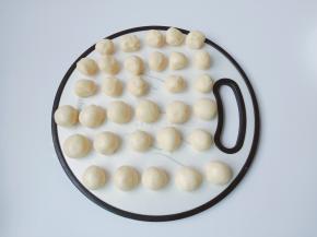 水油皮与油酥分别分成相等的十六份，揉圆备用。