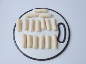 卷好的面团记得一定要盖保鲜膜，否则面团表皮会封皮，不好操作。我这里是为了拍照还没有盖起来。记得醒发15分钟。