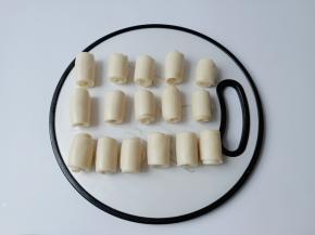 醒发好的面团再次擀一遍，还是从上到下卷起来醒发15分钟。