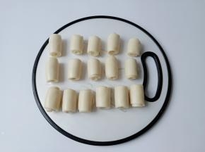 醒发好的面团再次擀一遍，还是从上到下卷起来醒发15分钟。