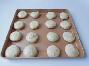 刷上蛋黄液，撒点白芝麻粒。