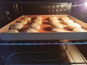 烤箱180度烤制半小时即可。