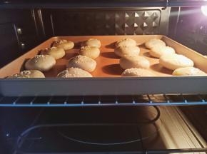 烤箱180度烤制半小时即可。