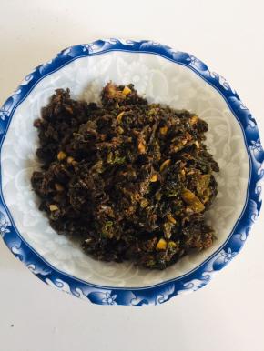 有条件的可以把晾凉的馅儿料放在冰箱冷冻半个小时，让馅儿料稍微凝固一下！更好包！