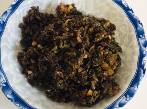 有条件的可以把晾凉的馅儿料放在冰箱冷冻半个小时，让馅儿料稍微凝固一下！更好包！