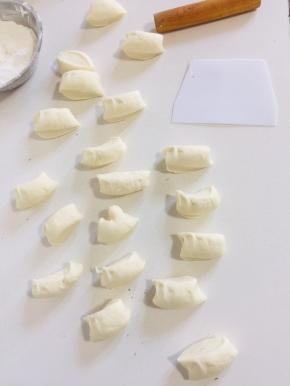 发酵好的面团充分揉匀排气，揉成长条，再分成大小均匀的小剂子！（记得要盖上保鲜膜哦，以免表皮被风干）