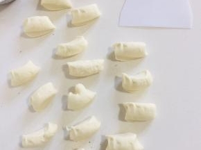 发酵好的面团充分揉匀排气，揉成长条，再分成大小均匀的小剂子！（记得要盖上保鲜膜哦，以免表皮被风干）