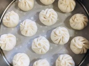 包好的包子醒发15分钟左右！