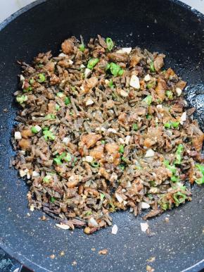 起锅烧油，倒入碗中的馅儿料翻炒片刻！