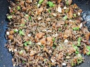 起锅烧油，倒入碗中的馅儿料翻炒片刻！