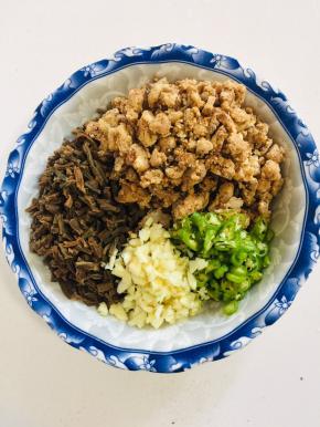 干豆角挤干水分切成小段，猪油渣稍微切一下（我喜欢块大的咬起来口感好！）蒜瓣切成末，尖椒切成小粒备用！