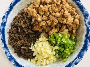 干豆角挤干水分切成小段，猪油渣稍微切一下（我喜欢块大的咬起来口感好！）蒜瓣切成末，尖椒切成小粒备用！