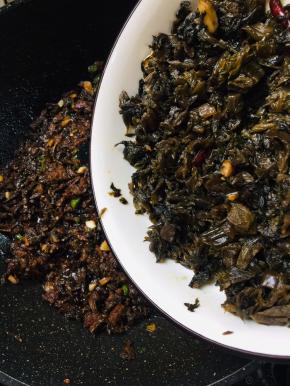 再放入提前炒好的盐菜！（中午炒了一盘盐菜没吃完，剩下一点，我也放进去一起炒，酸酸的挺好吃！）