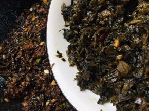 再放入提前炒好的盐菜！（中午炒了一盘盐菜没吃完，剩下一点，我也放进去一起炒，酸酸的挺好吃！）