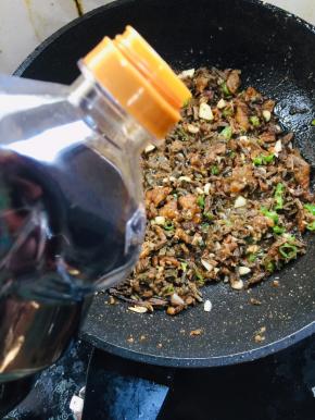 放入两勺生抽！