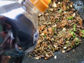 放入两勺生抽！