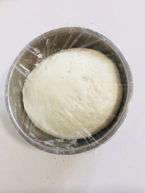 面粉加入酵母，适量的水搅拌均匀揉成软硬适中光滑的面团，发酵至两倍大！