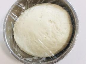 面粉加入酵母，适量的水搅拌均匀揉成软硬适中光滑的面团，发酵至两倍大！