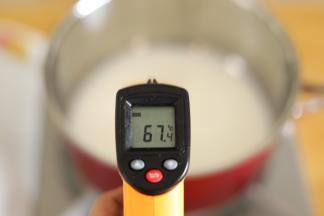 小火加热至牛奶液60度左右。