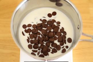 放入黑巧克力币，搅拌至巧克力融化。