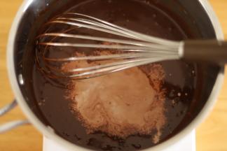 再将剩余的80克牛奶倒入巧克力溶液内，拌匀降温备用（最好放入冰箱冷藏）。