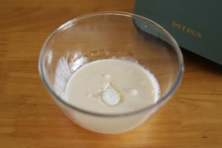 淡奶油加入细砂糖和炼乳。