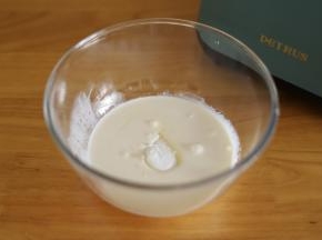 淡奶油加入细砂糖和炼乳。