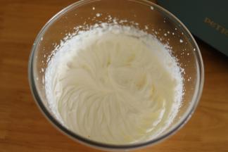 打发至淡奶油有纹路即可。