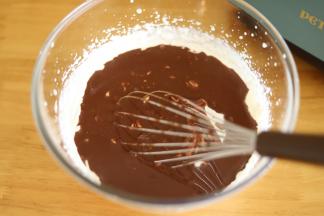 加入降温的巧克力牛奶液。