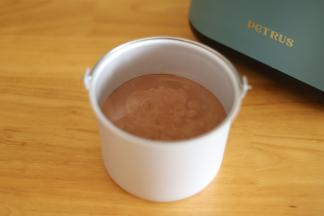 倒入柏翠冰淇淋机的冰淇淋桶内。