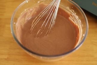 搅拌均匀的巧克力冰淇淋液。